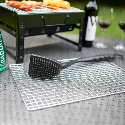 Decopatent 2-in-1 PRO BBQ Borstel met Schraper en Handvat voor reininging van Barbecue of Grill - Bbq Schoonmaakborstel - Bbq reinigen - Barbecueborstels - Barbecue Staalborstel staal / Rvs - bbq schoonmaken / Reinigen met Borstels met Schraper - Decopatent®