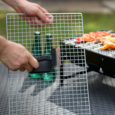 Decopatent 3-in-1 PRO BBQ Borstel met Schraper & Schuurspons en Handvat voor reiniging van Barbecue of Grill - Bbq Schoonmaakborstel - Bbq reinigen - Barbecueborstels - Barbecue Staalborstel staal / Rvs - bbq schoonmaken / Reinigen - Decopatent®