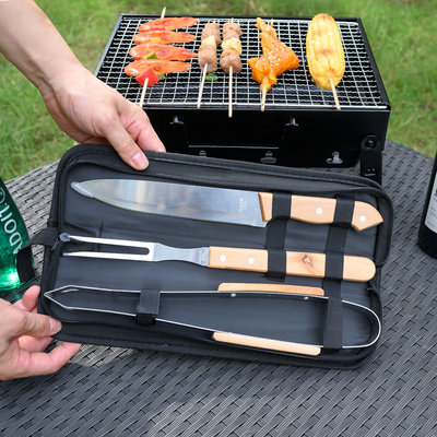 Decopatent BBQ Gereedschap SET 4 Delig in Draagtas - Barbecue Gereedschapset - Barbecue Accessoires Gereedschap - BBQ grill Set in draag tas - Barbeque gereedschapset in Tas koffer - Tang - Spatel - Vleesvork - Barbecuegerief - Rvs/Hout - Decopatent®