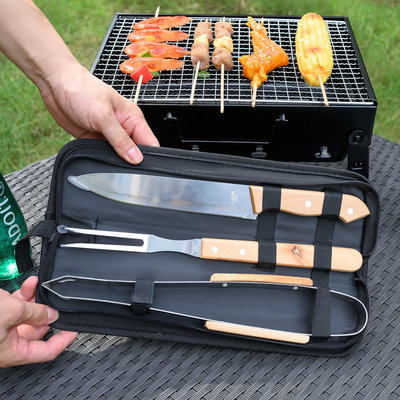 Decopatent BBQ Gereedschap SET 4 Delig in Draagtas - Barbecue Gereedschapset - Barbecue Accessoires Gereedschap - BBQ grill Set in draag tas - Barbeque gereedschapset in Tas koffer - Tang - Spatel - Vleesvork - Barbecuegerief - Rvs/Hout - Decopatent®