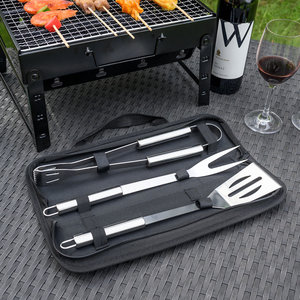 Decopatent BBQ Gereedschap SET 4 Delig in Draagtas - Barbecue Gereedschapset - Barbecue Accessoires Gereedschap - BBQ grill Set in draag tas - Barbeque gereedschapset in Tas koffer - Tang - Spatel - Vleesvork - Barbecuegerief - Decopatent®