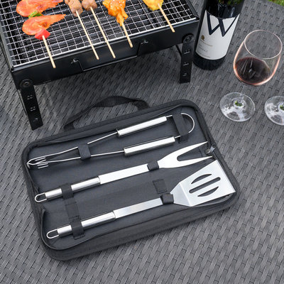 Decopatent BBQ Gereedschap SET 4 Delig in Draagtas - Barbecue Gereedschapset - Barbecue Accessoires Gereedschap - BBQ grill Set in draag tas - Barbeque gereedschapset in Tas koffer - Tang - Spatel - Vleesvork - Barbecuegerief - Decopatent®