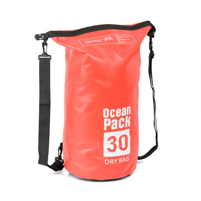 Decopatent Waterdichte Tas Ocean Pack 30L - Waterproof Dry Bag Sack - Schoudertas Droogtas 100% Waterdicht - Survival Outdoor Drybag Rugzak - Survival Bag plunjezak - Outdoor Tas - Reistas - Boottas - Zeiltas - Drybags 30 Liter - Kleur: ROOD - Decopatent®