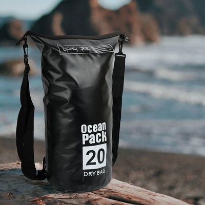 Decopatent Waterdichte Tas Ocean Pack 20L - Waterproof Dry Bag Sack - Schoudertas Droogtas 100% Waterdicht - Survival Outdoor Drybag Rugzak - Survival Bag plunjezak - Outdoor Tas - Reistas - Boottas - Zeiltas - Drybags 20 Liter - Kleur: ZWART - Decopatent®