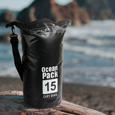 Decopatent Waterdichte Tas Ocean Pack 15L - Waterproof Dry Bag Sack - Schoudertas Droogtas 100% Waterdicht - Survival Outdoor Drybag Rugzak - Survival Bag plunjezak - Outdoor Tas - Reistas - Boottas - Zeiltas - Drybags 15 Liter - Kleur: ZWART - Decopatent®