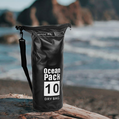 Decopatent Waterdichte Tas Ocean Pack 10L - Waterproof Dry Bag Sack - Schoudertas Droogtas 100% Waterdicht - Survival Outdoor Drybag Rugzak - Survival Bag plunjezak - Outdoor Tas - Reistas - Boottas - Zeiltas - Drybags 10 Liter - Kleur: ZWART - Decopatent®