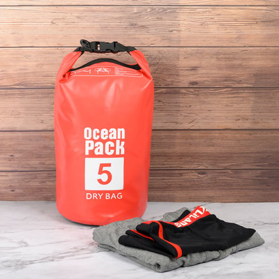 Decopatent Waterdichte Tas Ocean Pack 5L - Waterproof Dry Bag Sack - Schoudertas Droogtas 100% Waterdicht - Survival Outdoor Drybag Rugzak - Survival Bag plunjezak - Outdoor Tas - Reistas - Boottas - Zeiltas - Drybags 5 Liter - Kleur: ROOD - Decopatent®