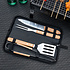 Decopatent BBQ Gereedschap SET 5 Delig in Draagtas - Barbecue Gereedschapset - Barbecue Accessoires Gereedschap - BBQ grill Set in draag tas - Barbeque gereedschapset in Tas koffer - Tang - Spatel - Vleesvork - Vlees Mes - Barbecuegerief - Rvs/Hout - Decopatent®