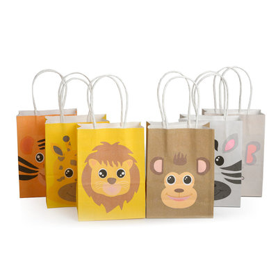 Decopatent 12 STUKS MIX Vrolijke Dieren Traktatie Uitdeel papieren zakjes met handvat - Uitdeelzakjes - Gift bags - Cadeauzakjes - Papieren tasjes - Papieren Draagtas - Jongens & Meisjes - Kinderfeestje - Afm. 11 x 6 x 15 Cm. - Decopatent®