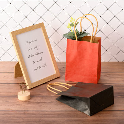 Decopatent 12 STUKS Rood & Zwarte papieren zakjes met handvat - Bruiloft / Traktatie / Uitdeelzakjes - Gift bags - Cadeauzakjes - Papieren tasjes - Papieren Draagtas - Jongens & Meisjes - Kinderfeestje - Afm. 11 x 6 x 15 Cm. - Decopatent®