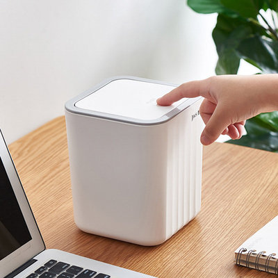 Decopatent Luxe 4 Delige Badkamer / Toilet accessoires Set - Kunsstof Badkamerset - Witte Badkamer- & Toiletset - Badkamer accessoires set - Afvalemmer met Deksel/Tandenborstelhouder/Beker/Zeepdispencer met pompje/Zeepschaal - WIT - Decopatent®