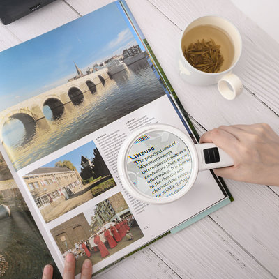 Decopatent Decopatent® Hand Loep met LED verlichting - 3x Vergroting - Lees Vergrootglas - Lezen voor Ouderen Slechtziende - 20.5x11x3.2 Cm