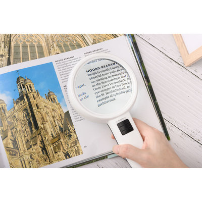 Decopatent Decopatent® Hand Loep met LED verlichting - 3x Vergroting - Lees Vergrootglas - Lezen voor Ouderen Slechtziende - 20.5x11x3.2 Cm