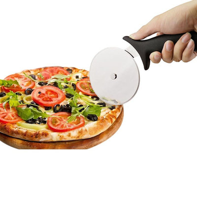 Decopatent Decopatent® PRO Pizzaroller - RVS Pizzasnijder met kunststof handvat - Pizzames - Pizza snijder - Pizzaverdeler - Pizza roller 10Ø