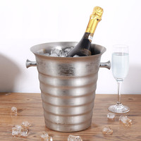 Decopatent Decopatent® RVS ijsemmer - Champagne ijs emmer met handvat - Champagnekoeler - Drankemmer - Wijnkoeler - 26x22x22.5 Cm - Zilver