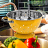 Decopatent Decopatent® Vergiet - Ø25 cm - Rvs Metalen Zeef - 2 Handvaten - Groente & fruit wassen / afspoelen - Pasta afgieten - Retro Geel