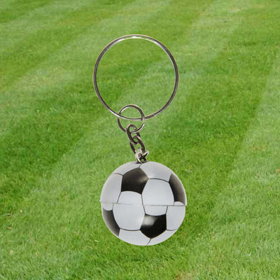 Decopatent Decopatent® Uitdeelcadeaus 48 STUKS Voetbal Sleutelhangers - Metaal - Speelgoed Traktatie Uitdeelcadeautjes voor kinderen