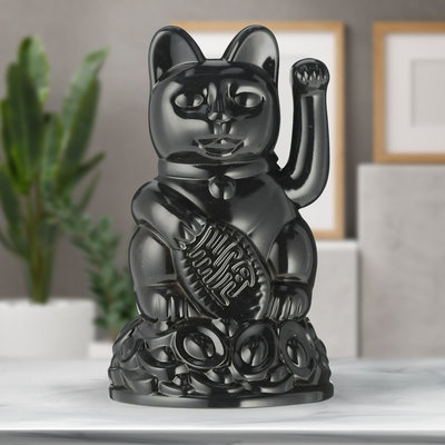 Decopatent Decopatent® Maneki Neko Lucky Cat - 12 Cm - Zwaaiende kat met bewegende arm - Japanse - Chinese gelukskat beeld - Geluksbrenger - ZWART