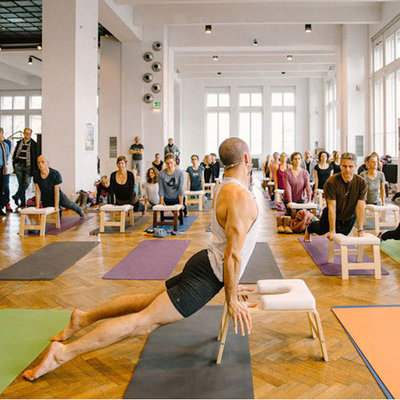 Decopatent Decopatent® Yoga stoel - Bamboe Inversie stoel - Wit Kussen - Meditatie bankje - Hoofdstand bankje - Yoga kruk - Yoga oefening trainer - Yogastoel - Handstand Trainer - Omgekeerde Kruk / Stoel