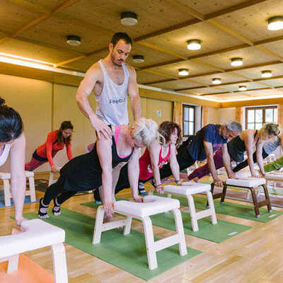 Decopatent Decopatent® Yoga stoel - Bamboe Inversie stoel - Wit Kussen - Meditatie bankje - Hoofdstand bankje - Yoga kruk - Yoga oefening trainer - Yogastoel - Handstand Trainer - Omgekeerde Kruk / Stoel