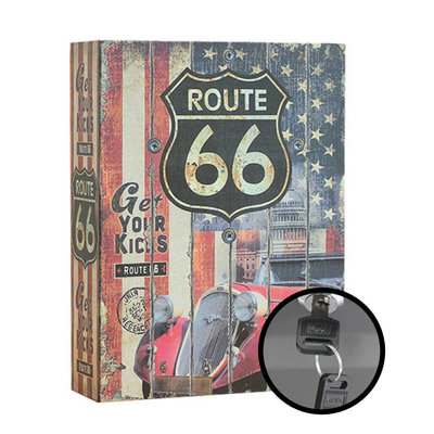 Decopatent Decopatent® Boekkluis L - ROUTE 66 - Geheime Kluis - Booksafe - Boekenkluis - Kluis Met Sleutelslot - Geldkist - Verborgen Kluis - Veilig Geld Opbergen - Spaarpot Kluis - USA