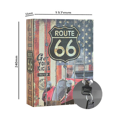 Decopatent Decopatent® Boekkluis L - ROUTE 66 - Geheime Kluis - Booksafe - Boekenkluis - Kluis Met Sleutelslot - Geldkist - Verborgen Kluis - Veilig Geld Opbergen - Spaarpot Kluis - USA