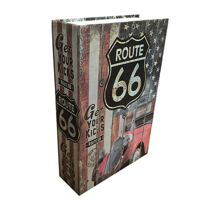 Decopatent Decopatent® Boekkluis L - ROUTE 66 - Geheime Kluis - Booksafe - Boekenkluis - Kluis Met Sleutelslot - Geldkist - Verborgen Kluis - Veilig Geld Opbergen - Spaarpot Kluis - USA