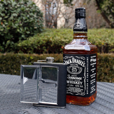 Decopatent Decopatent® RVS Heupfles met Sigaretten houder - Platvink - Sigaretten houder - RVS Zakflacon - Zakfles - Drankfles - Drankflacon Heupflesje - Sigarettendoosje