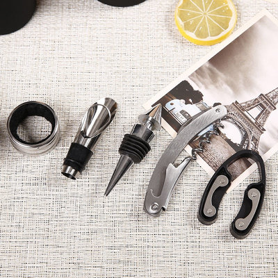 Decopatent Decopatent® 6-Delige Luxe Wijnset in Wijnfles vorm - Wijn fles accessoires Set - Wine tools - Wijn Kurken trekker - In Luxe Fles opbergbox - Cadeau set