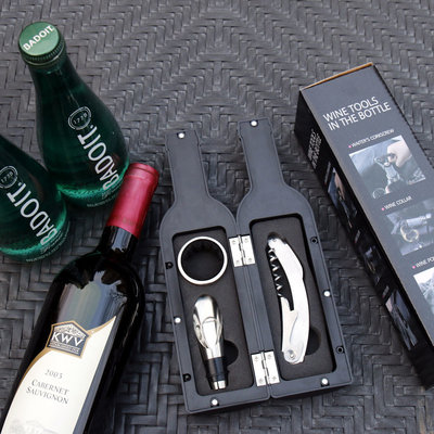 Decopatent Decopatent® 4-Delige Luxe Wijnset in Wijnfles vorm - Wijn fles accessoires Set - Wine tools - Wijn Kurken trekker - In Luxe Fles opbergbox - Cadeau set