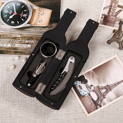 Decopatent Decopatent® 4-Delige Luxe Wijnset in Wijnfles vorm - Wijn fles accessoires Set - Wine tools - Wijn Kurken trekker - In Luxe Fles opbergbox - Cadeau set