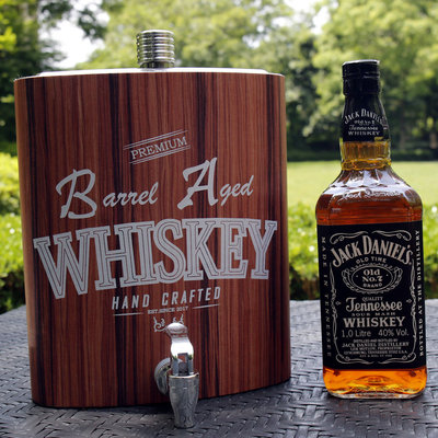 Decopatent Decopatent® XXL Platvink Drankdispenser met kraantje - Drankflacon alcohol dispenser - Limonadetap - Tafeltap - Biertap - Met Tekst: Barrel Aged Whiskey