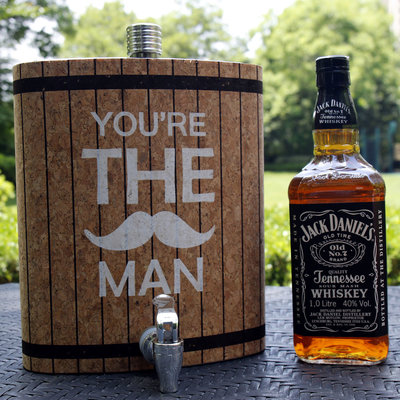 Decopatent Decopatent® XXL Platvink Drankdispenser met kraantje - Drankflacon alcohol dispenser - Limonadetap - Tafeltap - Biertap - Met Tekst: You're The Man