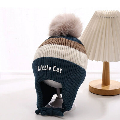 Decopatent Decopatent LITTLE CAT - Muts Kind - Kinder muts met pompon - 6 Maanden  t/m 6 jaar - Maat 48/52 - Kindermutsen Jongens & Meisjes - Gebreide Muts met Binnenvoering - Muts Baby / Peuter / Kleuter - Wintermuts - Kleur: Blauw met gekleurde Strepen