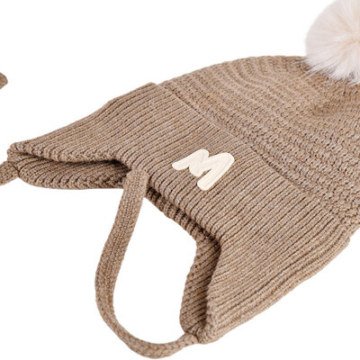 Decopatent Decopatent - Muts Kind - Kinder muts met pompon - M Embleem - 6 Maanden  t/m 6 jaar - Maat 48/52 - Kindermutsen Jongens & Meisjes - Gebreide Muts met Binnenvoering - Muts Baby / Peuter / Kleuter - Wintermuts - Kleur: Licht Bruin