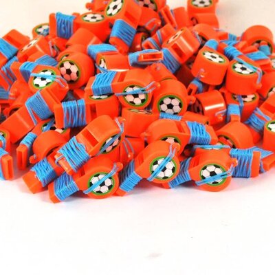 Decopatent Decopatent - 100 Stuks Oranje Voetbal Fluitjes met Koord - Uitdeelcadeautjes - Uitdeel - Traktatie voor kinderen - Jongens - Meisjes - School Traktatie - Feesten & Sportactiviteiten - Voetbalfluitjes