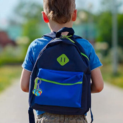 Decopatent 48 STUKS Wereldbol Sleutelhangers - Uitdeelcadeaus - Traktatie Uitdeelcadeautjes voor kinderen - Grabbelton - School - Kinderfeestje - Klein Speelgoed Trakteren - Grabbelton Traktaties Cadeautjes