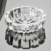 Decopatent - Luxe Glazen Asbak Rond 16 Cm - Transparant Design - Stevig Glas - Asbak voor Binnen en Buiten gebruik - Stijlvolle Ronde Asbak - Afm: 16 x 16 x 5.3 Cm.