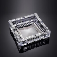 Decopatent - Luxe Glazen Asbak Vierkant 15 Cm - Transparant Design - Stevig Glas - Vierkante Asbak voor Binnen en Buiten gebruik - Stijlvolle Ronde Asbak - Afm: 15 x 15 x 4.2 Cm.