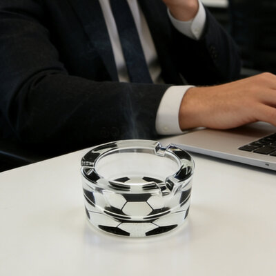 Decopatent - 6 Stuks Glazen Asbak Rond 8.3 Cm - VOETBAL Design - Stevig Glas - Asbak voor Binnen en Buiten gebruik - Stijlvolle Ronde Asbak - Voordeelverpakking - Afm: 8.3 x 8.3 x 3.4 Cm.