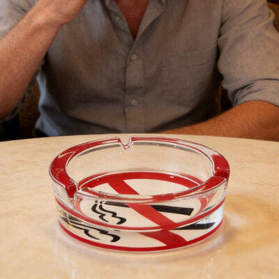 Decopatent - 6 Stuks Glazen Asbak Rond 13 Cm - NO SMOKING / Verboden te Roken Design - Stevig Glas - Asbak voor Binnen en Buiten gebruik - Stijlvolle Ronde Asbak - Voordeelverpakking - Afm: 13 x 13 x 4.5 Cm.