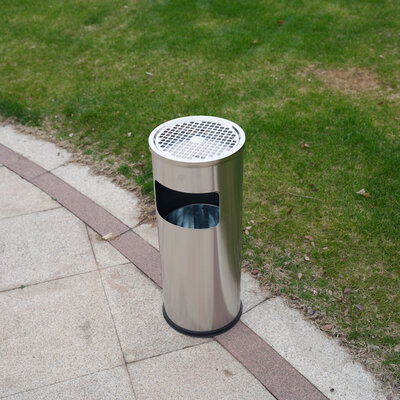 Decopatent - Staande Asbak met RVS Afvalbak - Rond - Asbak Voor Buiten - Vloerasbak - Buitenasbak Groot - Rookpaal - Asbakken - Afm: 25 x 25 x 60,5 Cm. - Kleur: Zilver