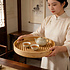 Decopatent - Bamboe Dienblad Rond - Diameter: 33 Cm - Dienblad met handvaten - Schaal - Presenteerblad - Serveerschaal - Woonaccessoires - Gevlochten Bamboe Riet - Afm: 33 x 33 x 4.8 Cm.