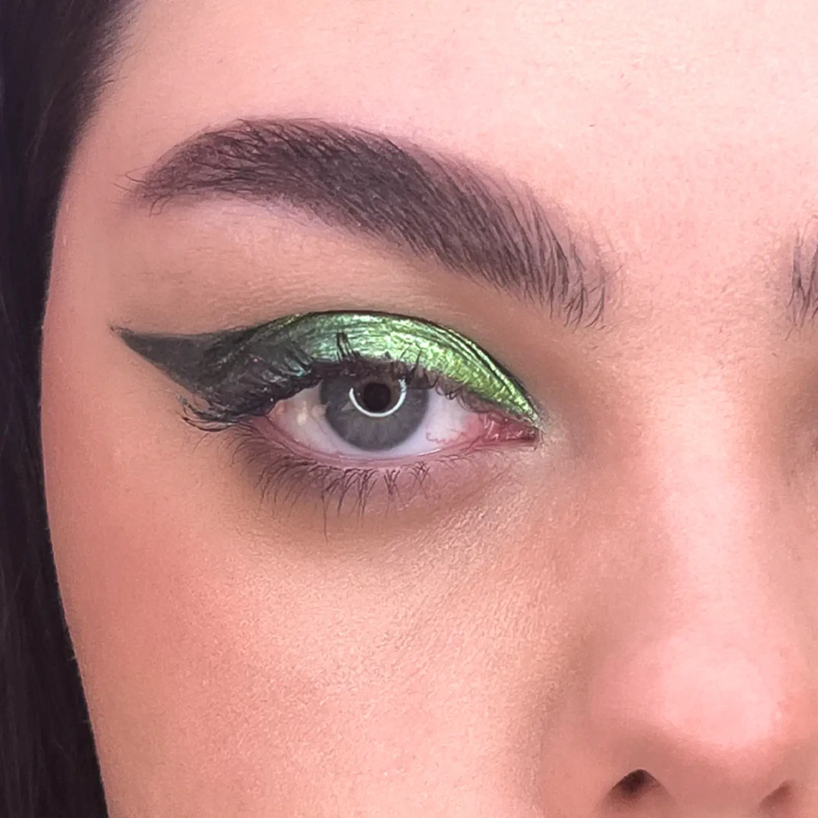 Layla Cosmetics RARITY TRICHROME LIQUID EYESHADOW N° 5 Malachite