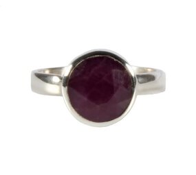 Zilveren ring robijn maat 18 | rond facet 1 cm Zilveren ring robijn maat 18 | rond facet 1 cm