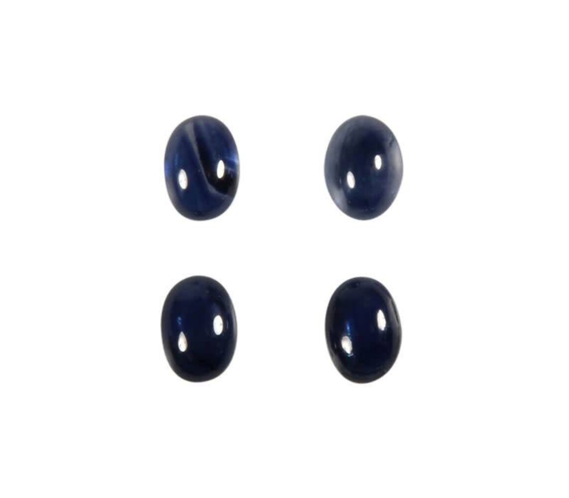 Saffier (blauw) cabochon ovaal 7 x 5 mm Saffier (blauw) cabochon ovaal 7 x 5 mm