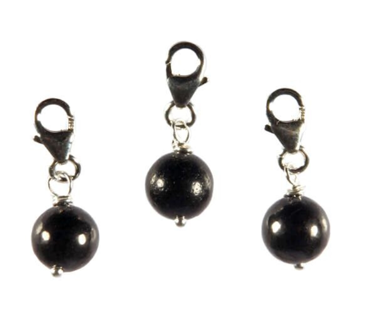 Zilveren bedeltje shungiet rond