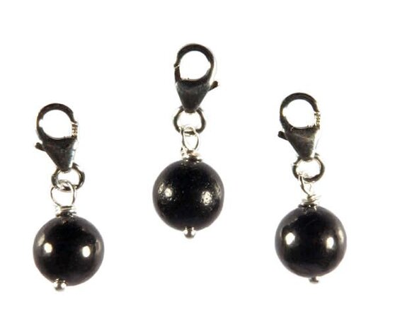 Zilveren bedeltje shungiet rond