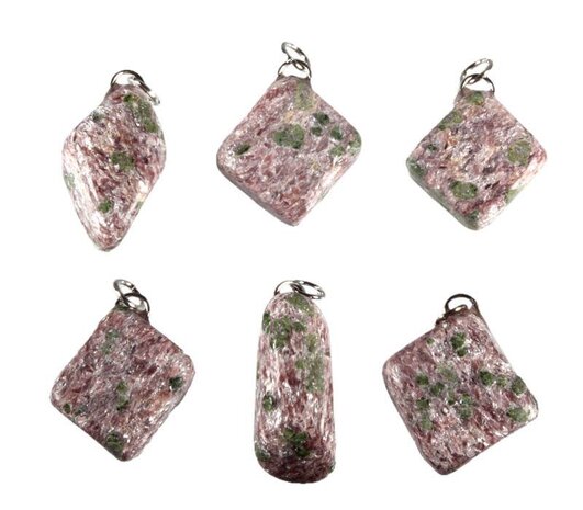 Viridien (groene andalusiet) in lepidoliet hanger Viridien (groene andalusiet) in lepidoliet hanger