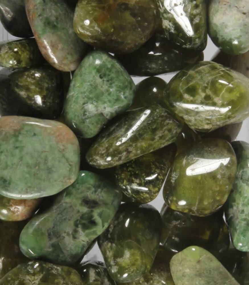 Vesuvianiet of idocraas steen getrommeld 2 - 5 gram Vesuvianiet of idocraas steen getrommeld 2 - 5 gram